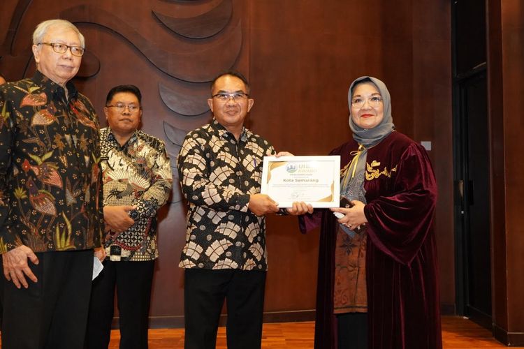 
Kepala Bappeda Kota Semarang Budi Prakosa mewakili Wali Kota Semarang Mbak Ita menerima penghargaan sebagai Kota Paling Berkelanjutan dalam Bidang Penataan Ruang dan Infrastruktur dalam ajang Universitas Indonesia (UI) Green City Metric di Balai Sidang UI, Depok, Jabar Selasa (1/8/2023).