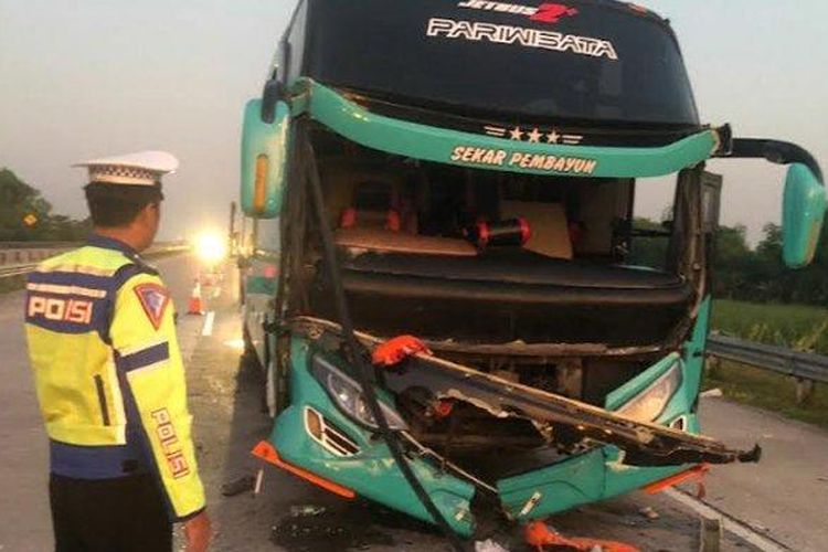 Bus Pariwisata Tabrak Truk di Tol Jombang-Mojokerto, 13 Penumpang Luka-luka

