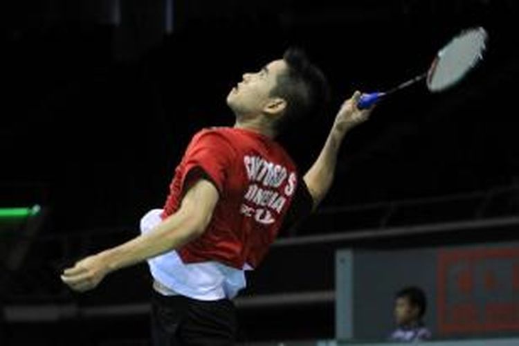 Pebulu tangkis tunggal putra Indonesia, Simon Santoso, melakukan smes saat menghadapi pemain Malaysia, Mohammad Arif Abdul Latif, pada babak pertama Singapura Terbuka di Indoor Stadium, Rabu (8/4/2015). Simon menang 21-14, 21-14.