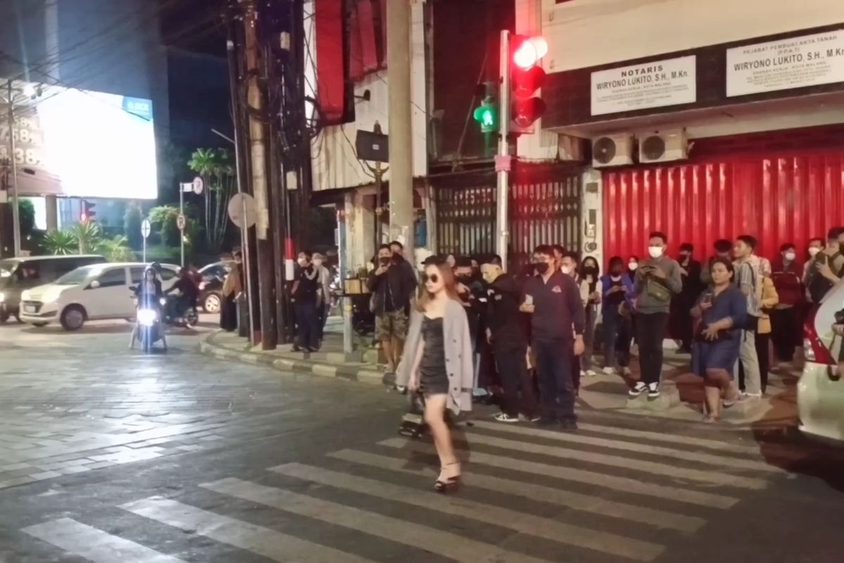 Sejumlah anak muda melakukan fashion show di zebra cross perempatan lampu merah Rajabali, Jalan Jenderal Basuki Rahmat, Kota Malang, Jawa Timur pada Jumat (22/7/2022) malam. 