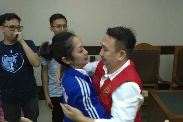 Artis peran dan presenter Augie Fantinus memeluk istrinya usai divonis lima bulan atas kasus pencemaran nama baik di Pengadilan Negeri Jakarta Pusat, Gunung Sahari, Kemayoran, Selasa (5/3/2019). Vonis tersebut tiga bulan lebih ringan dari tuntutan jaksa penuntut umum. 