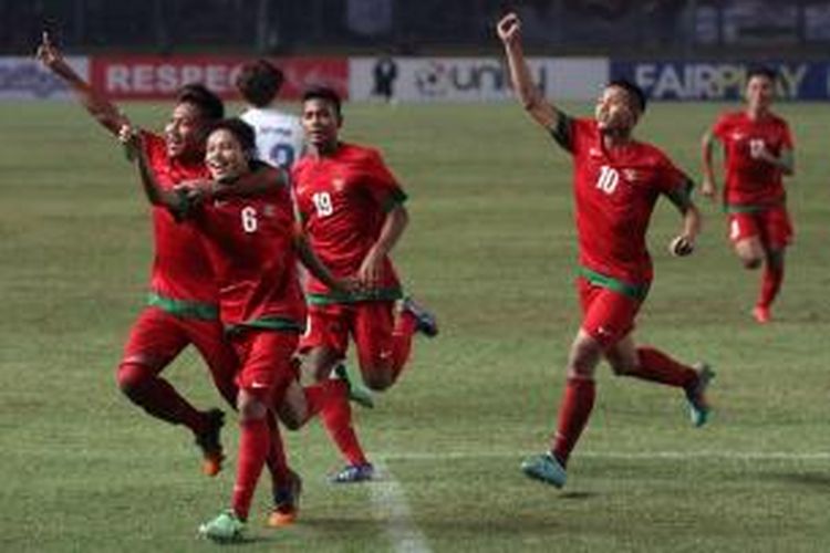 Pemain Indonesia berselebrasi setelah membobol gawang Korea Selatan pada pertandingan kualifikasi Piala Asia U-19 di Stadion Utama Gelora Bung Karno, Jakarta, Sabtu(12/10/2013). Indonesia lolos ke putaran final Piala Asia U-19 yang akan berlangsung di Myanmar tahun depan, setelah menang dengan skor 3-2.