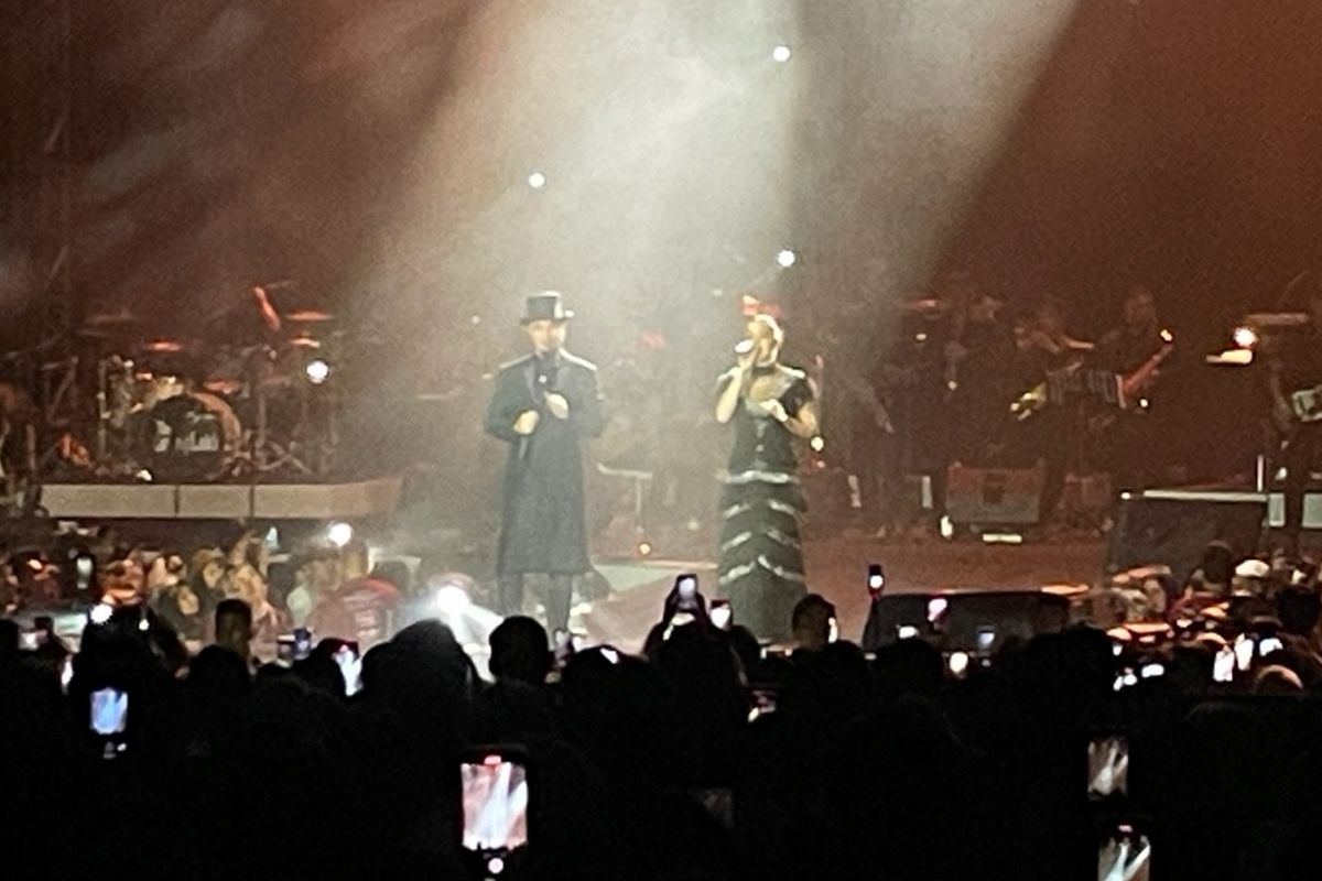 Raisa dan Ahmad Dhani berduet dalam konser 51 Tahun Kerajaan Cinta Ahmad Dhani yang digelar di Istora Senayan, kawasan Jakarta Pusat pada Minggu (28/5/2023). 