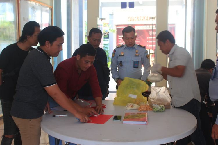 Petugas menunjukkan narkoba jenis sabu-sabu yang ditemukan diselipkan dalam Alquran saat hendak dikirimkan PWG ke salah satu warga binaan Lapas Pemuda Madiun, Selasa (23/5/2023).