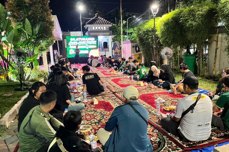Bersatu Dukung Ronaldo, Keseruan Bonek Nobar Piala Dunia di Rumah Ketua DPRD Surabaya