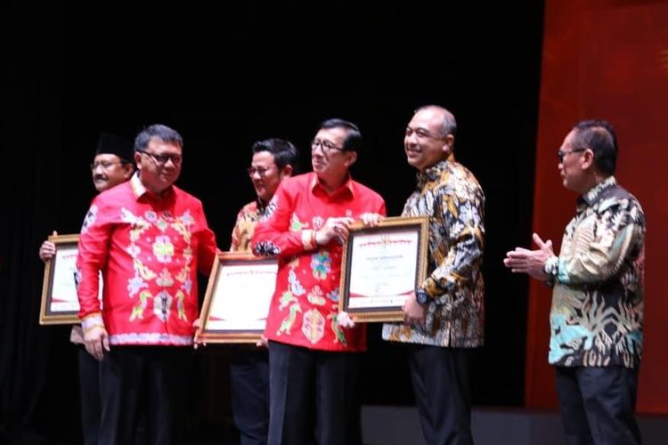 Bupati Tangerang menerima penghargaan dari Menkumham.