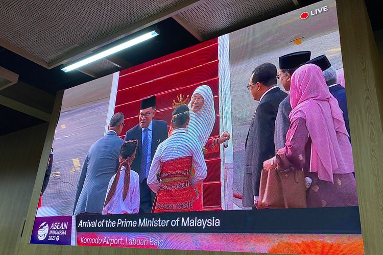 Perdana Menteri (PM) Malaysia, Dato Seri Anwar Ibrahim, tiba di Bandara Komodo Labuan Bajo, Manggarai Barat, Nusa Tenggara Timur (NTT) untuk menghadiri Konferensi Tingkat Tinggi (KTT) ASEAN ke-42 pada 10-11 Mei 2023.