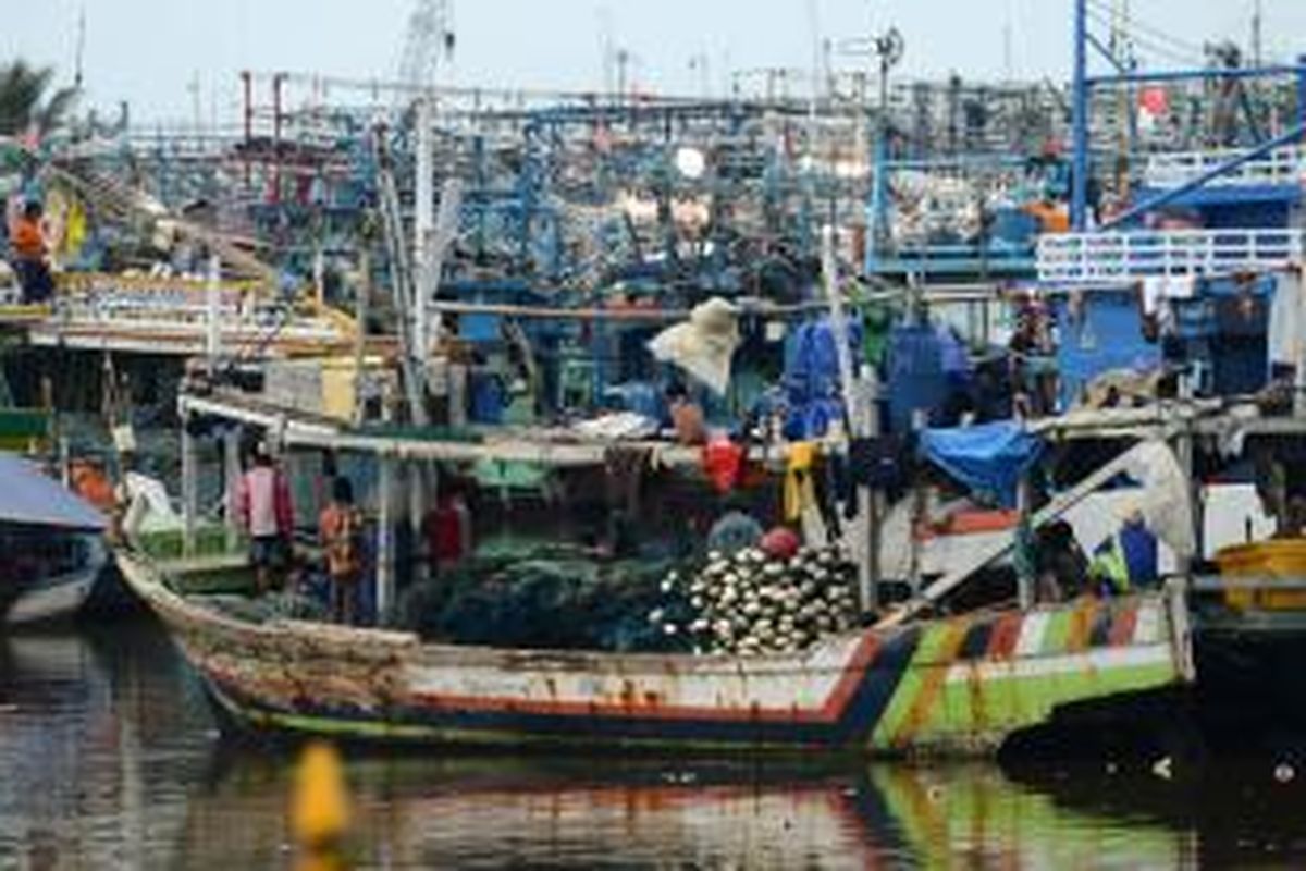 Buruh nelayan menyiapkan logistik di kapal, menunggu waktu berangkat melaut di Kampung Nelayan Muara Angke, Jakarta, Senin (17/11/2014). Nelayan kecil berharap pemerintah masih memberikan subsidi terutama untuk bahan bakar minyak supaya mereka dapat terus beroperasi. Sebanyak 98,7 persen dari total 2,7 juta nelayan di Tanah Air adalah nelayan kecil dengan kapal berbobot di bawah 30 ton. Mereka memasok 60-70 persen kebutuhan konsumsi ikan dalam negeri.