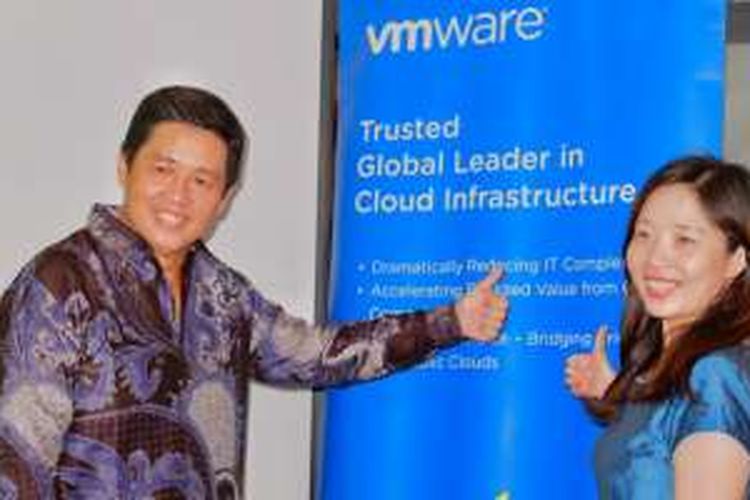 Senior Director dan Country Manager VMware Indonesia Adi Rusli dan Team Leader Solutions Consultant VMware Indonesia, Fransiska