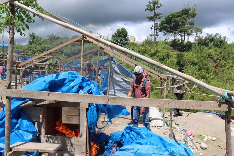 Aparat kepolisian dan TNI kembali menggelar operasi penertiban di kawasan tambang emas ilegal Gunung Botak, Kabupaten Buru, Maluku, Selasa (7/6/2022). Dalam operasi penertiban itu aparat membakar ratusan tenda dan lubang galian serta memaksa 1.000 penambang meninggalkan kawasan itu