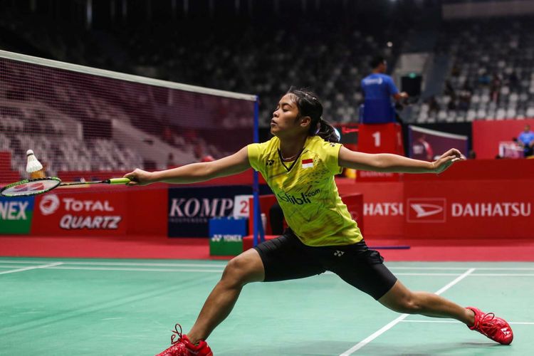 Tunggal putri Indonesia Gregoria Mariska Tunjung mengembalikan bola ke arah tunggal putri asal Denmark Sofie Holmboe Dahl dalam laga babak pertama Indonesia Masters di Istora Senayan, Jakarta, Selasa (23/1/2018). Pebulu tangkis tunggal putri Indonesia Gregoria Mariska menang dengan dua gim 21-12, 21-13.