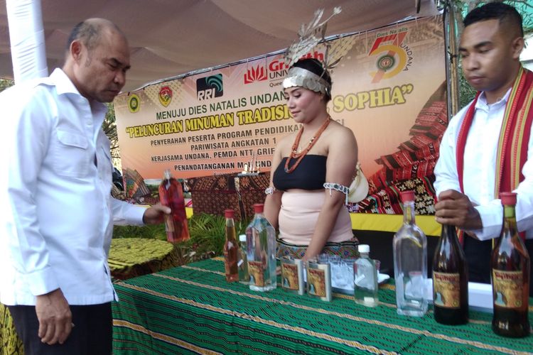 Gubernur NTT Viktor Bungtilu Laiskodat sedang memegang sebotol minuman keras Sophia yang diproduksi Undana Kupang, Rabu (19/6/2019)