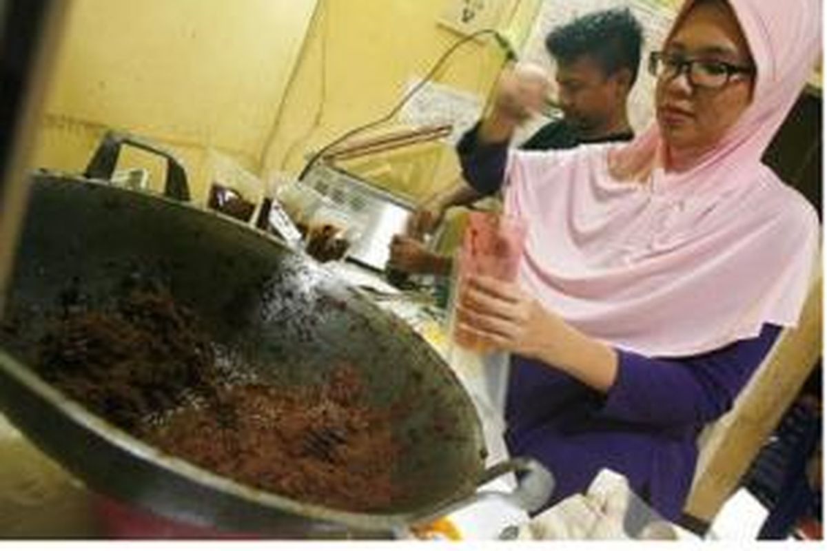 Wildan Kamal dan Istrinya Lutfia Putri Rahmadani, mengemas rendang untuk produksi Naniko Rendang