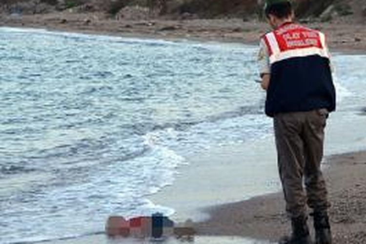 Aylan Kurdi (3 tahun) saat ditemukan di pantai Turki, Rabu (2/9/2015)