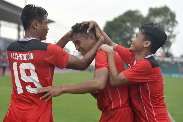 Pesepak bola Timnas Indonesia Rizky Ridho Ramadhani  (tengah) bersama rekan-rekannya berselebrasi usai mencetak gol ke gawang Filipina dalam laga lanjutan Grup A Sepak Bola SEA Games 2021 Vietnam di Stadion Viet Tri, Phu Tho, Vietnam, Jumat (13/5/2022).