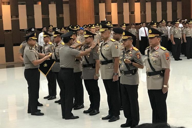 Kapolri Jenderal (Pol) Idham Azis memimpin upacara serah terima jabatan (sertijab) sejumlah perwira tinggi (pati) di Gedung Bareskrim Polri, Jakarta Selatan, Selasa (19/11/2019).