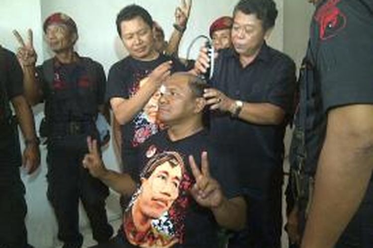 Kader PDI-P mencukur gundul rambutnya menyambut kemenangan Jokowi-JK.