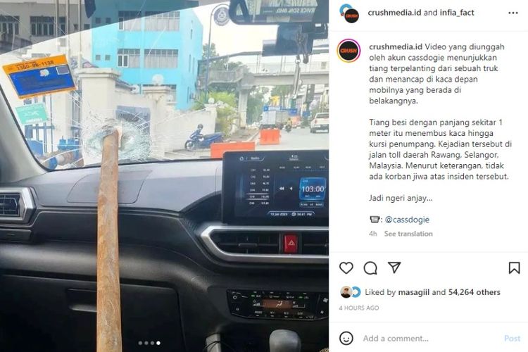 Muatan truk yang terjatuh dan tertancap di kaca depan mobil