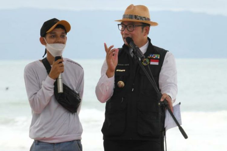 Gubernur Jawa Barat Ridwan Kamil saat mewawancara Rusdi Arab dalam acara peresmian Pantai Karang Hawu, Kabupaten Sukabumi, awal Februari 2022 lalu.