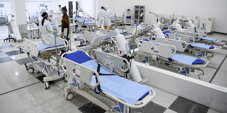 Petugas kesehatan memeriksa alat kesehatan di ruang IGD Rumah Sakit Darurat Penanganan COVID-19 Wisma Atlet Kemayoran, Jakarta, Senin (23/3/2020). Rumah Sakit Darurat Penanganan COVID-19 Wisma Atlet Kemayoran itu siap digunakan untuk menangani 3.000 pasien. ANTARA FOTO/Hafidz Mubarak A/Pool/aww.