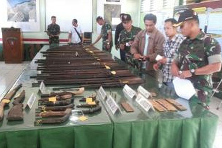 Puluhan senjata api dan amunisi milik warga eks Timor Timur diamankan oleh TNI dari Satgas Pamtas Yonif 744 di Kefamenanu, Timor Tengah Utara (TTU), NTT
