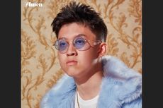 Seorang Ibu Berlari dan Peluk Erat Rich Brian di Pasar Malam