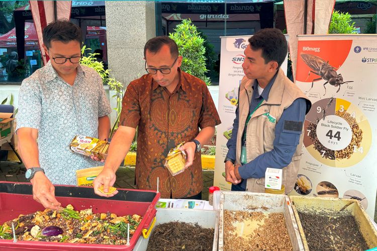 Direktur Garudafood Basuki Nur Rohman (batik coklat) didampingi Direktur Utama PT Sinarniaga Sejahtera (SNS) Ruli Setiawan Tobing (batik biru) menyimak penjelasan mengenai produk turunan dan siklus hidup budidaya maggot oleh Head Business Operation Biomagg Raflie Yushan Rumain (3/4/2024).