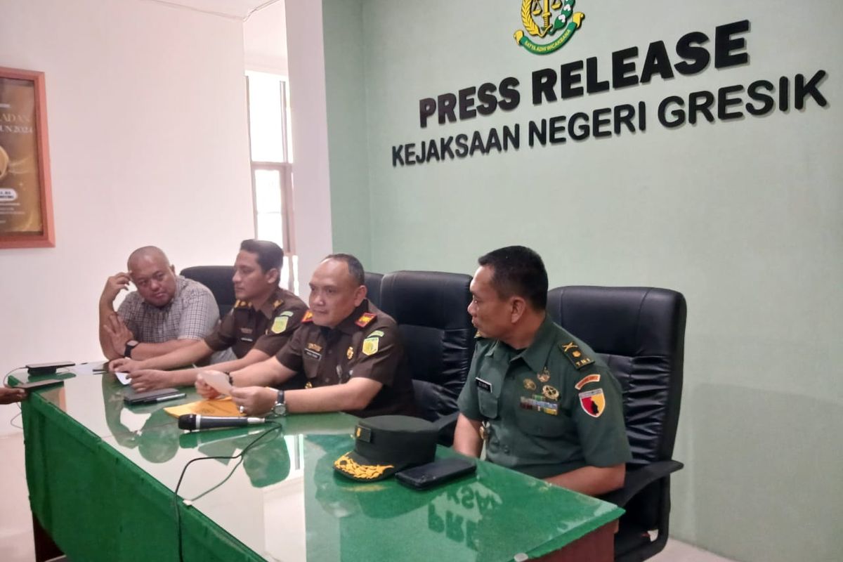 Kajari Gresik Nana Riana (dua dari kanan), saat memberi penjelasan kepada awak media, Rabu (16/7/2025).