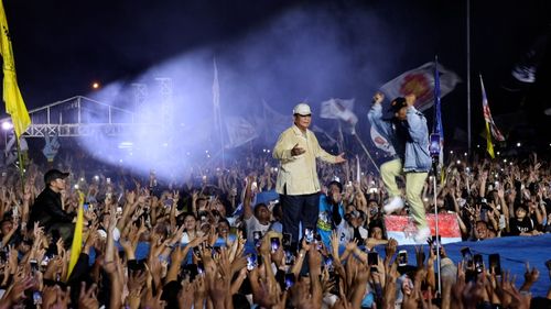 Joget Sambil Hujan-hujanan di Hadapan Warga Sulut, Prabowo: Saya Tidak Kedinginan