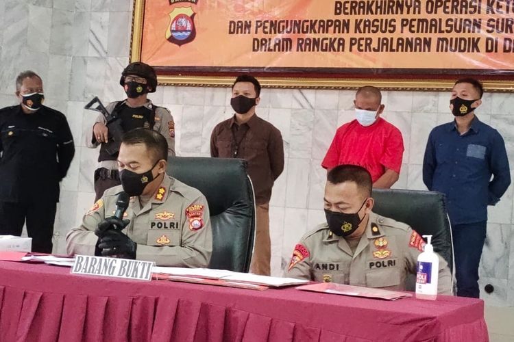 Kapolres Cilegon AKBP Sigit Haryono saat memaparkan kasus pemalusan dokumen saat pelarangan mudik