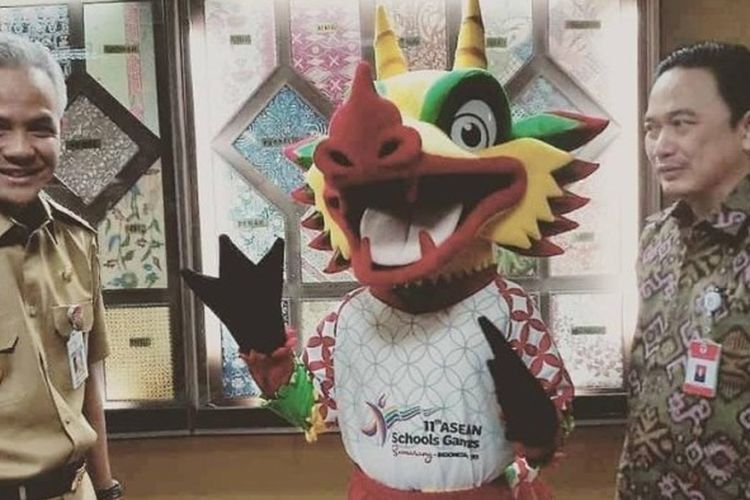 Gubernur Jateng, Ganjar Pranowo (kiri) menrima maskot Asean Schools Games XI 2019,  boneka maskot humanoid Warak Ngendog 