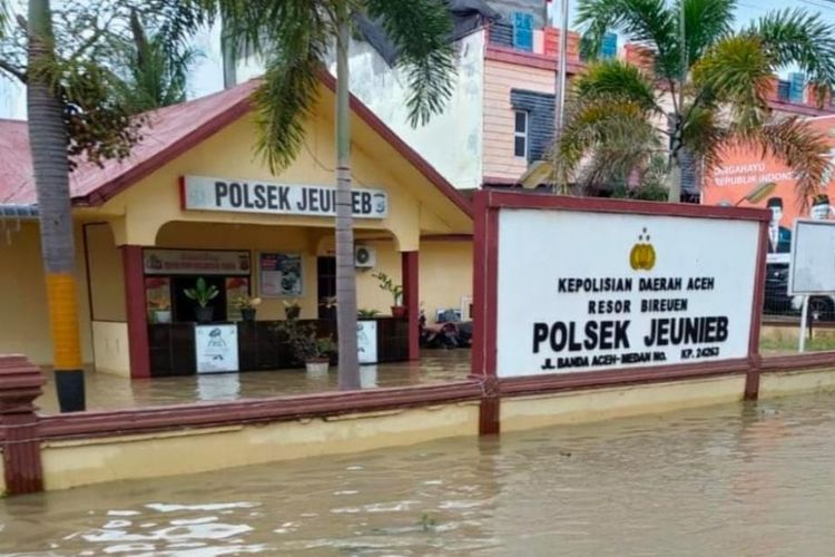 Banjir merendam kantor Polsek Jeunib, Kecamatan Jeunib, Kabupaten Bireuen, Provinsi Aceh, Sabtu (21/1/2023)