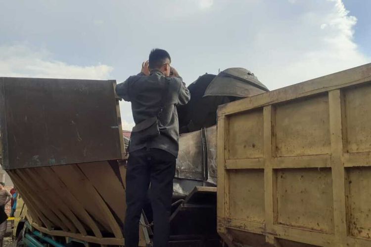 LokSi mobil truk tangki modifikasi yang meledak di tempat bengkel las di kawasan RT 03, Kelurahan Kenanga, Kecamatan Lubuk Linggau Utara II, Kota Lubuk Linggau, Sumatera Selatan, saat sedang hendak diperbaiki, Rabu (13/4/2022).