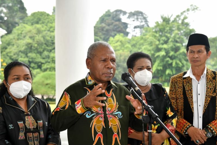 Bupati Jayapura Mathius Awoitauw saat memberikan keterangan pers di Istana Kepresidenan Bogor, Jumat (20/5/2022). 