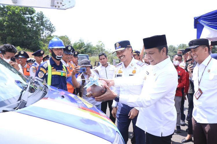 Penjabat (Pj) Wali Kota (Walkot) Pekanbaru Muflihun meluncurkan mobil operasional layanan cepat Lampu Penerangan Jalan Umum (LPJU) dan layanan Bus Trans Metro Pekanbaru (TMP) di halaman Kantor Dinas Perhubungan (Dishub) Kota Pekanbaru, Tenayan Raya, Rabu (13/3/2024).