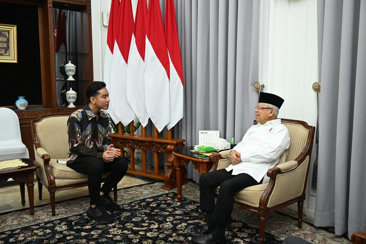 Wakil Presiden Ma'ruf Amin dan calon wakil presiden terpilih Gibran Rakabuming Raka bertemu di Rumah Dinas Wapres, Jakarta, Rabu (24/4/2024).