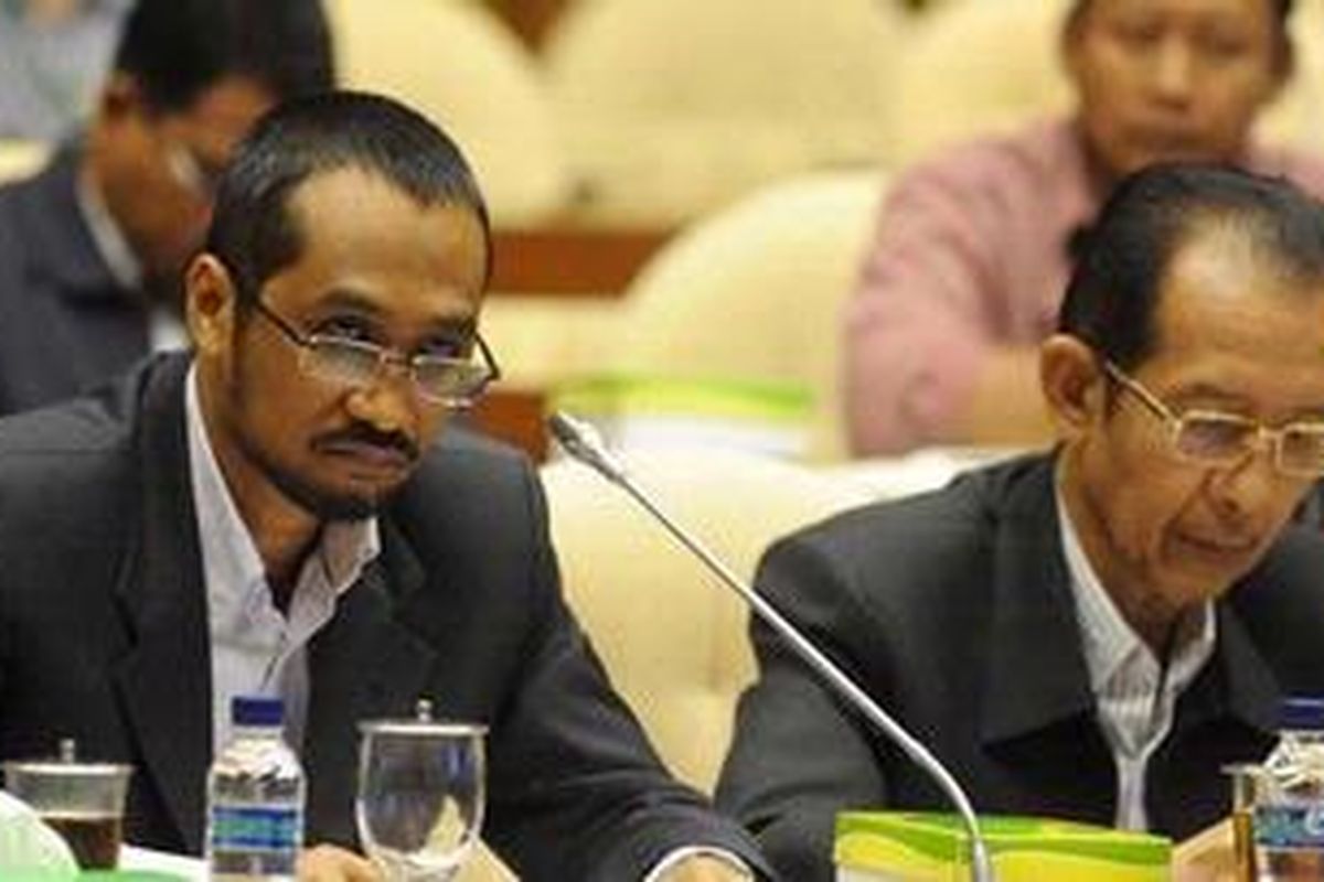 Ketua Komisi Pemberantasan Korupsi (KPK) Abraham Samad (kiri) didampingi Wakiul Ketua KPK Zulkarnaen mengikuti rapat dengan Tim Pengawas Kasus Skandal Bank Century di Kompleks Parlemen, Senayan, Jakarta, Selasa (20/11/2012). KPK resmi mengumumkan dua tersangka kasus dana talangan Bank Century yaitu BM dan SCF dalam rapat tersebut.  