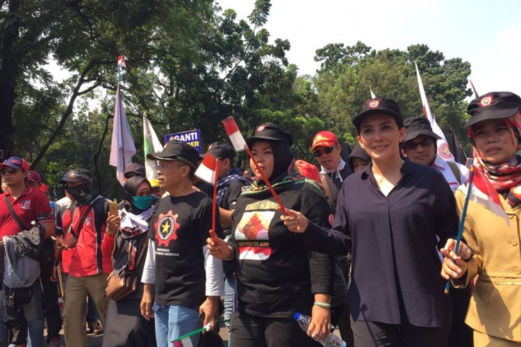 Politisi PDI Perjuangan Rieke Diah Pitaloka mengikuti aksi May Day di sekitar Monas, Jakarta, Selasa (1/5/2018). Rieke hadir memimpin massa sebagai ketua umum Konfederasi Rakyat Pekerja Indonesia (KRPI).