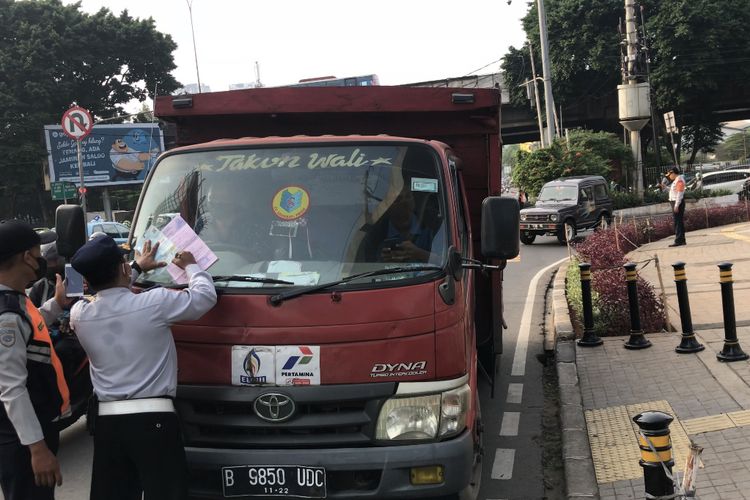 Sebuah truk pengangkut gas elpiji bernomor pelat B 9850 UDC ditilang aparat lantaran melanggar ganjil genap di Jalan RS Fatmawati, Cilandak, Jakarta Selatan pada Senin (25/10/2021) pagi.