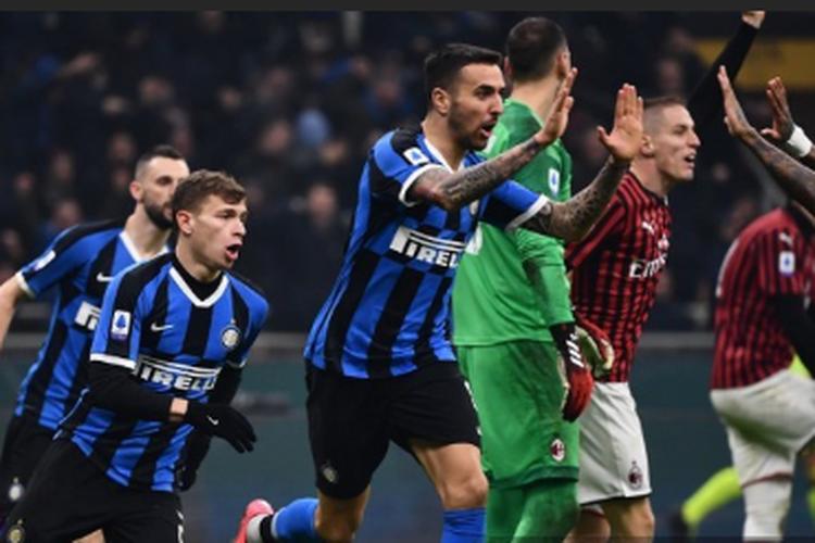 Gelandang Inter Milan, Matias Vecino (tengah) merayakan golnya ke gawang AC Milan pada laga pekan ke-23 Serie A Liga Italia di Stadion Giuseppe Meazza, San Siro, Milan, Minggu, 9 Februari 2020.