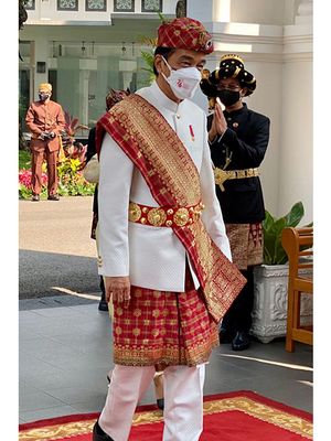 Presiden Joko Widodo tiba untuk memimpin Upacara Peringatan Detik-Detik Proklamasi Kemerdekaan 1945 di Istana Merdeka, Jakarta, Selasa (17/8/2021). Presiden Jokowi mengenakan pakaian adat Lampung.