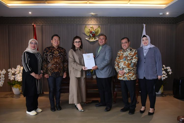 Pimpinan Komisi IX DPR RI usai melakukan rapat koordinasi pertama mereka bersama Wakil Ketua DPR RI bidang Kesejahteraan Masyarakat, Cucu Ahmad Syamsurijal, di ruang pimpinan DPR RI, Nusantara III, Senayan. 