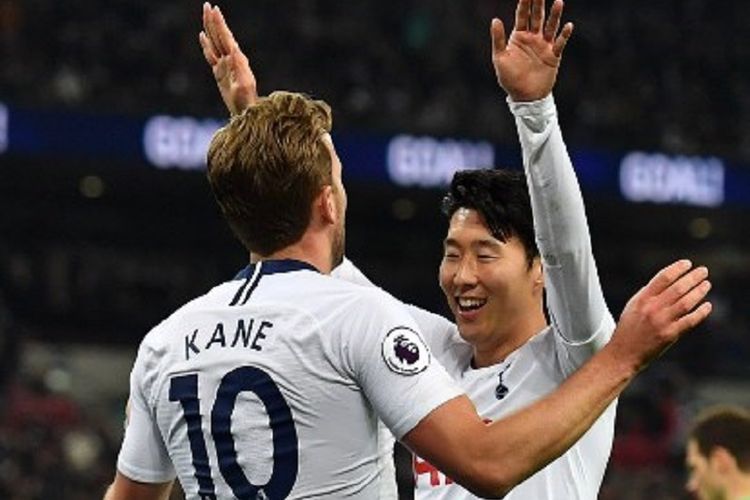 Harry Kane dan Son Heung-min merayakan gol pada laga Tottenham Hotspur vs Bournemouth dalam laga boxing day Liga Inggris, 26 Desember 2018. 