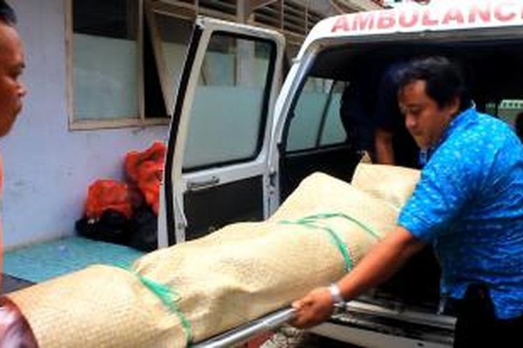 Jenazah Sunenti (34), warga Desa WInong, Kecamatan Gempol, Kabupaten Cirebon, yang tewas setelah saling bacok bersama suaminya, Kusen, di rumahnya, Jumat (30/1/2015). Kondisi suaminya Kritis setelah mengalami luka di bagian perut. Belum diketahui Motif kejadian tragis pasutri ini.