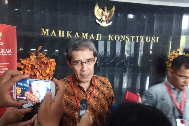 Mantan Komisioner KPU, Hadar Nafis Gumay ditemui usai sidang putusan yang digelar di Mahkamah Konstitusi, Jakarta Pusat, Senin (10/7/2017).