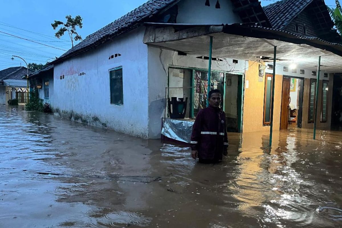 Banjir melanda di 8 desa di wilayah Kecamatan Winongan setelah di wilayah hulu, kawasan perbukitan Lumbang, Kabupaten Pasuruan, Jawa Timur dilanda hujan deras sejak siang, Kamis (4/12/2025). 