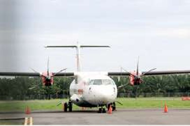 Pesawat Wings Air dengan nomor penerbangan IW-1252 yang mengalami pecah ban terparkir di Bandara Cut Nyak Dhien Nagan Raya, Minggu (24/07/16).