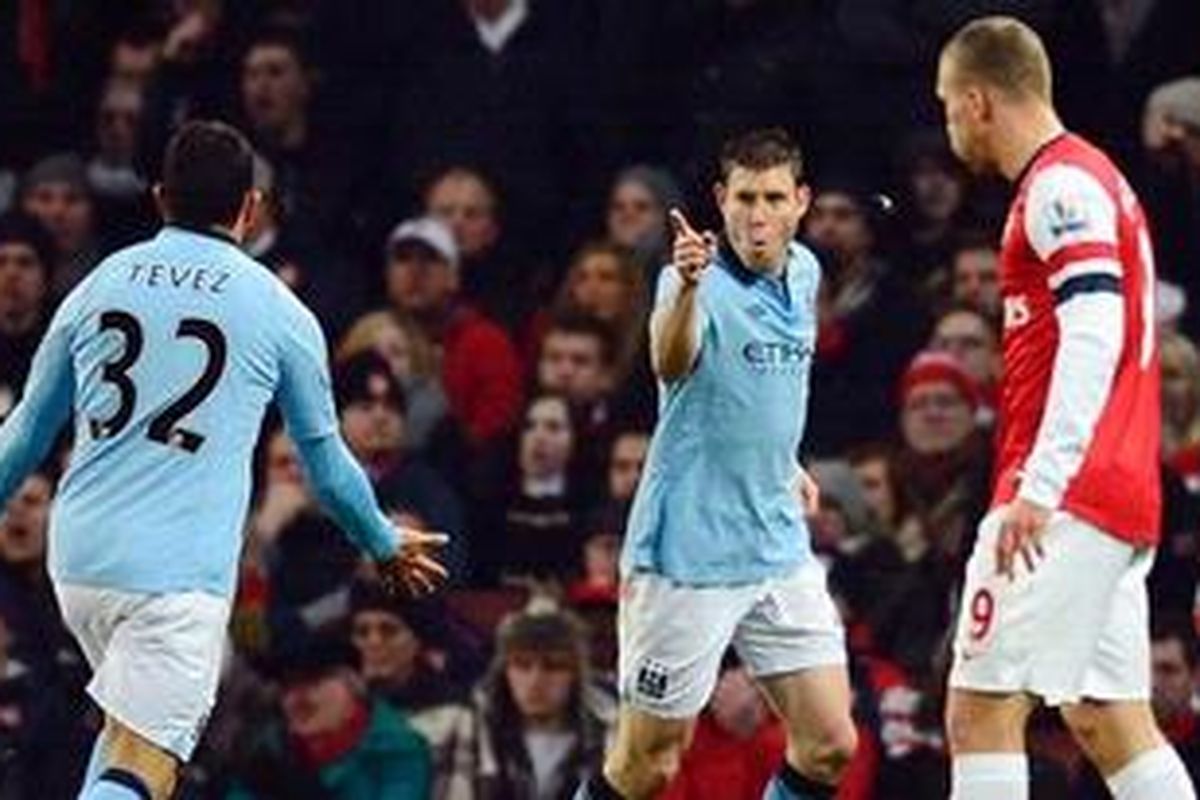 Gelandang Manchester City dari Inggris, James Milner (tengah), melakukan selebrasi gol ke gawang Arsenal dalam laga Premier League di Stadion Emirates, London utara, Minggu (13/1/2013). City unggul 2-0 di babak pertama. 