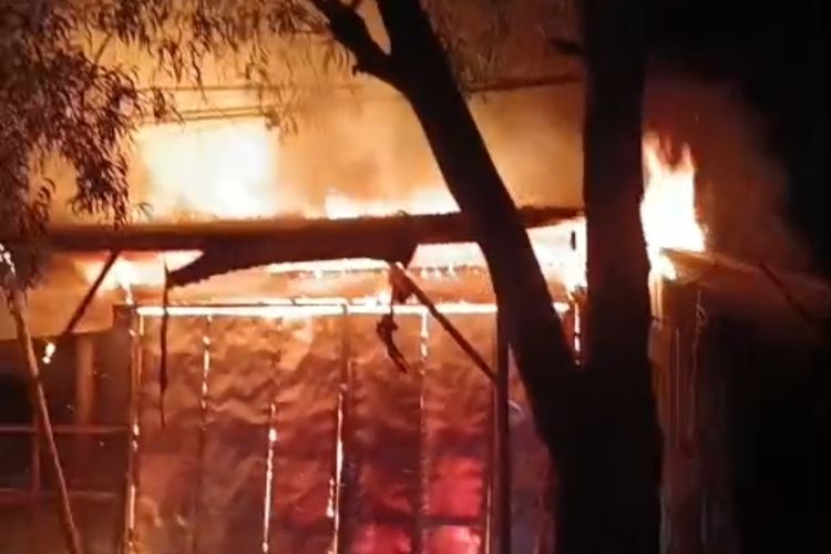 Kebakaran bengkel di Jalan Imam Bonjol, Kelurahan Dalpenang, Sampang, Senin (21/7/2025). 