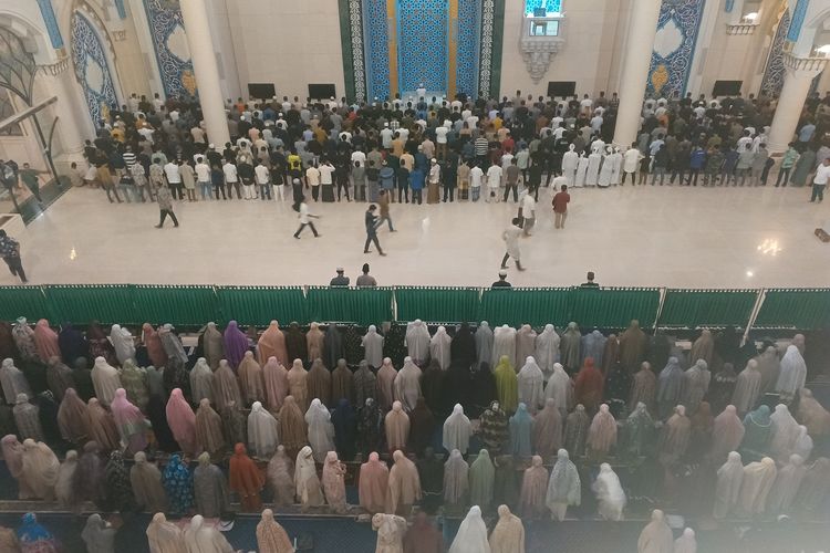 Jemaah Memenuhi Masjid Agung Medan, Suasana Tarawih Perdana di Ikon Kota